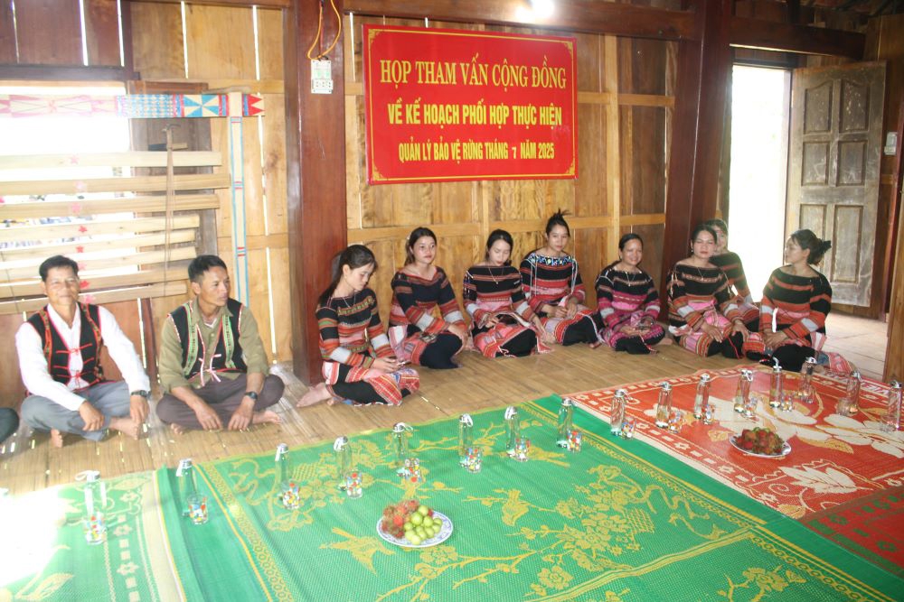 Đồng b&agrave;o Ba Na ở x&atilde; Vĩnh Sơn trao đổi, chia sẻ với c&aacute;c nh&agrave; b&aacute;o. Ảnh: Chu Kh&ocirc;i.