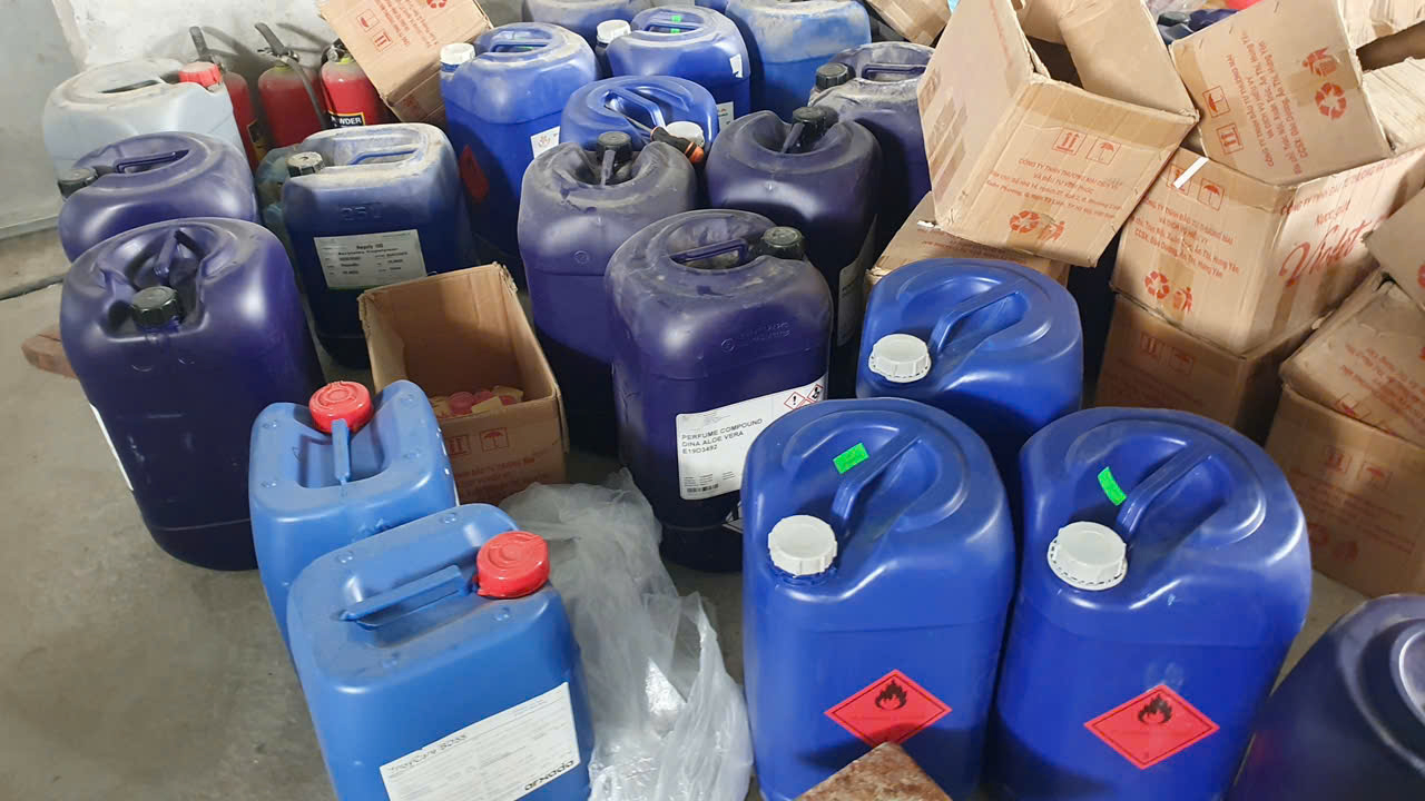 Nguyên liệu dùng sản xuất nước giặt tại hiện trường.