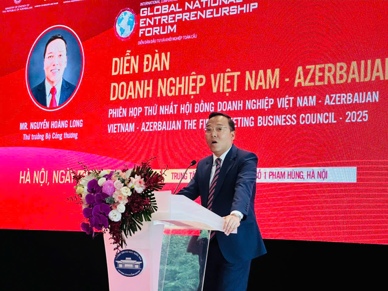 Thứ trưởng Bộ C&ocirc;ng Thương Nguyễn Ho&agrave;ng Long ph&aacute;t biểu tại diễn đ&agrave;n.