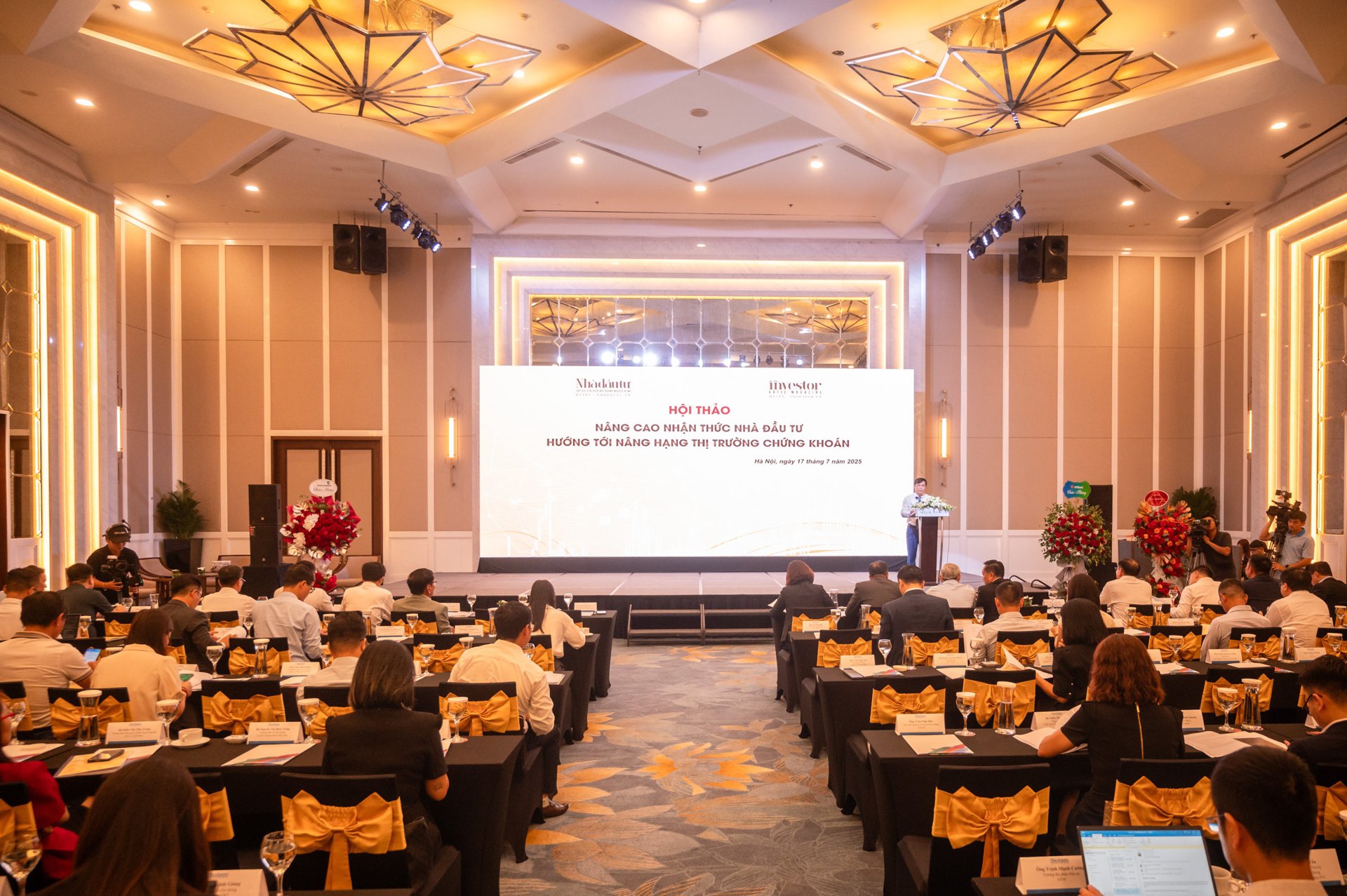 Toàn cảnh hội thảo "Nâng cao nhận thức nhà đầu tư hướng tới nâng hạng thị trường chứng khoán".