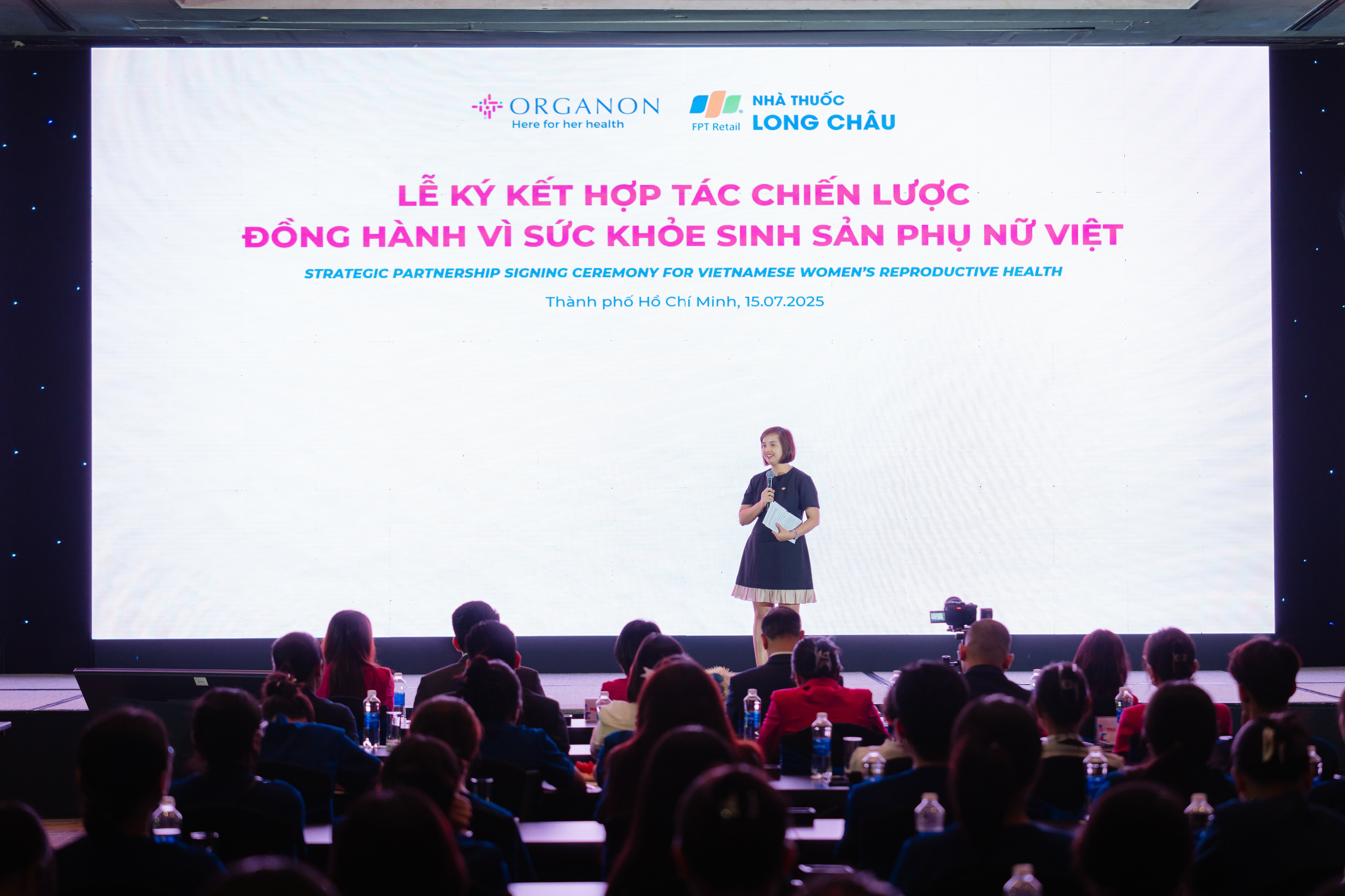 Đại diện hệ thống nh&agrave; thuốc v&agrave; ti&ecirc;m chủng Long Ch&acirc;u tại sự kiện.