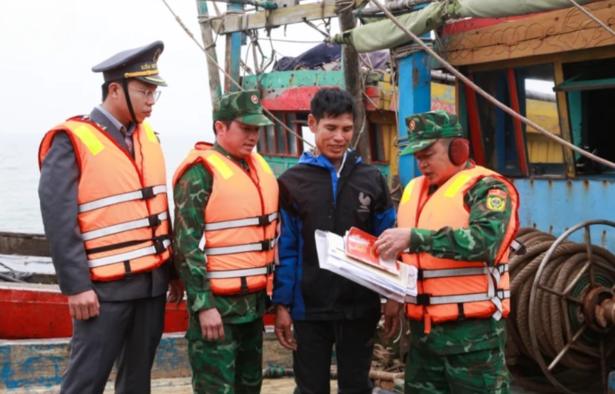 Lực lượng chức năng tập trung phổ biến Luật Thủy sản v&agrave; c&aacute;c quy định li&ecirc;n quan đến chống khai th&aacute;c IUU đến từng tổ chức, c&aacute; nh&acirc;n, nhất l&agrave; c&aacute;c chủ t&agrave;u, thuyền trưởng v&agrave; ngư d&acirc;n.&nbsp;Ảnh: Anh Tu&acirc;n