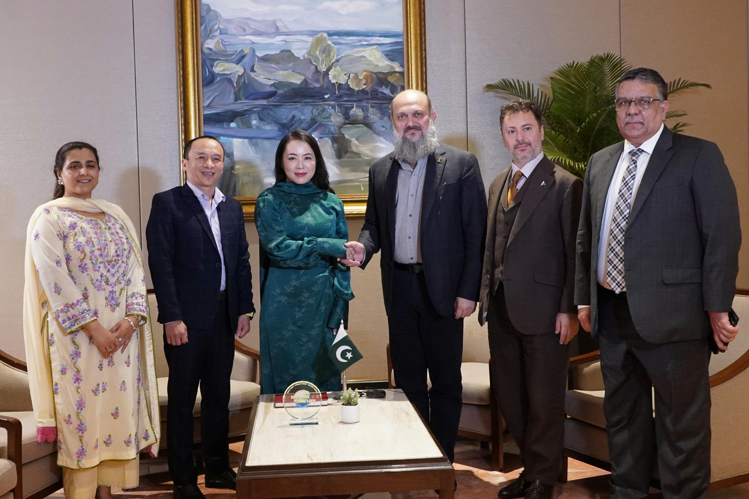 Ngài Jam Kamal Khan, Bộ trưởng Thương mại Pakistan và Ngài Kohdayar Marri, Đại sứ Pakistan tại Việt Nam làm việc với Viện Quản trị Chính sách nhằm thúc đẩy hợp tác thương mại giữa hai nước.