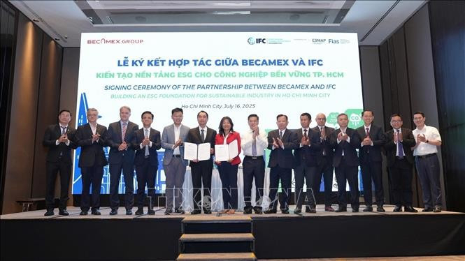 The signing ceremony for the partnership between Becamex Binh Duong and IFC was held in HCM City on July 16, 2025. (Photo: VNA)