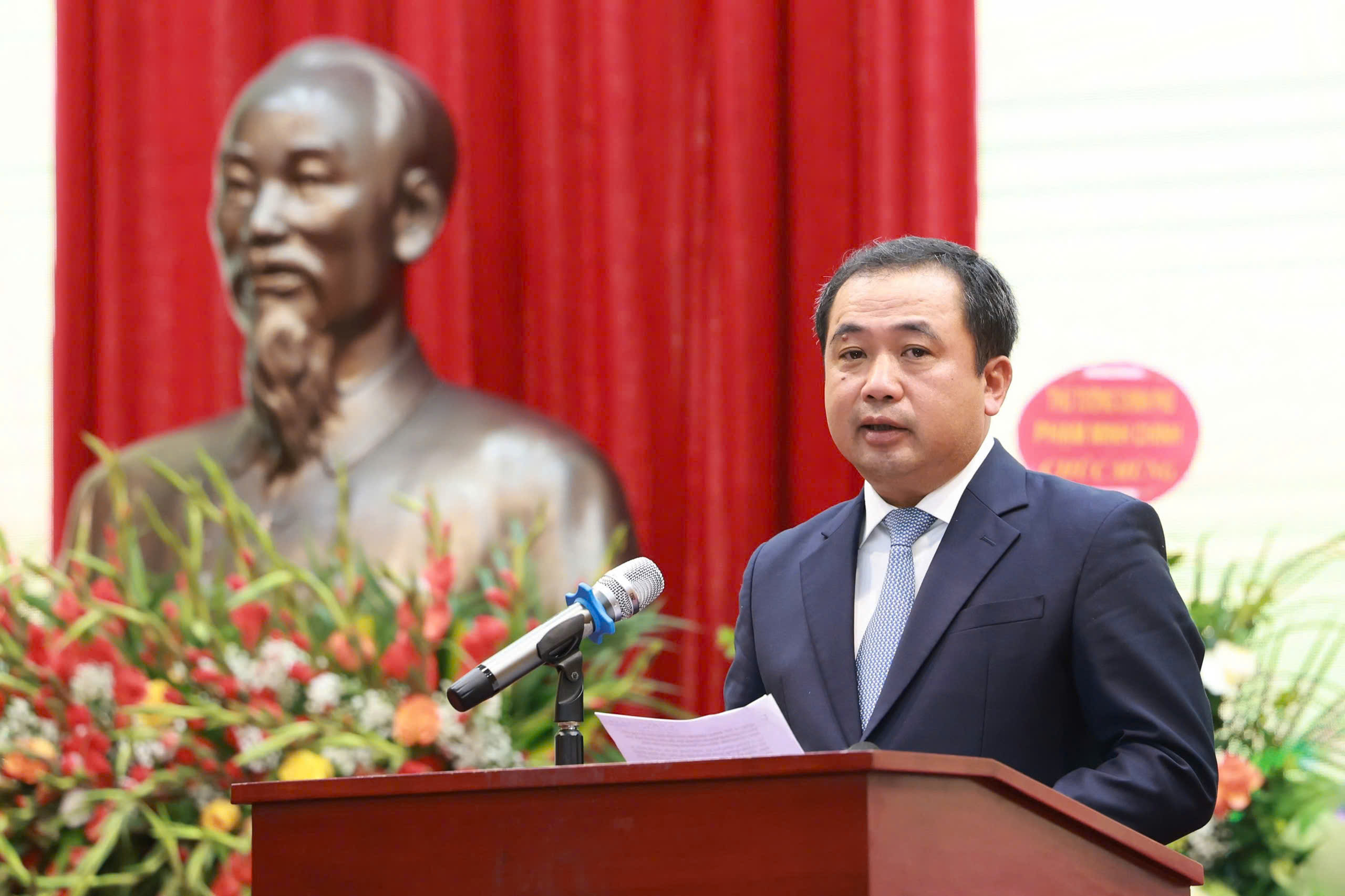 Quyền Bộ trưởng Bộ N&ocirc;ng nghiệp v&agrave; M&ocirc;i trường Trần Đức Thắng ph&aacute;t biểu nhận nhiệm vụ.