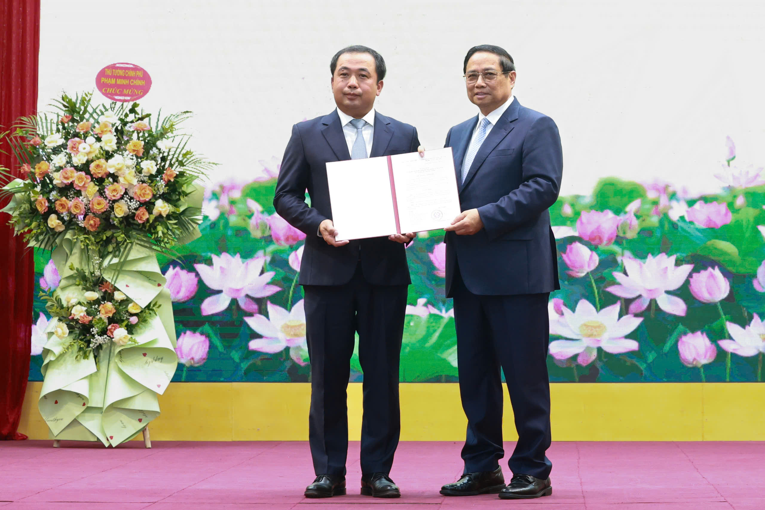 Thủ tướng Chính phủ Phạm Minh Chính trao quyết định giao quyền Bộ trưởng Bộ Nông nghiệp và Môi trường cho ông Trần Đức Thắng.