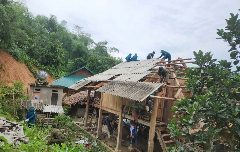 S&aacute;ng 20/7, lực lượng chức năng hỗ trợ sửa chữa nh&agrave; d&acirc;n tại bản Cha Lung, x&atilde; Tam Thanh
