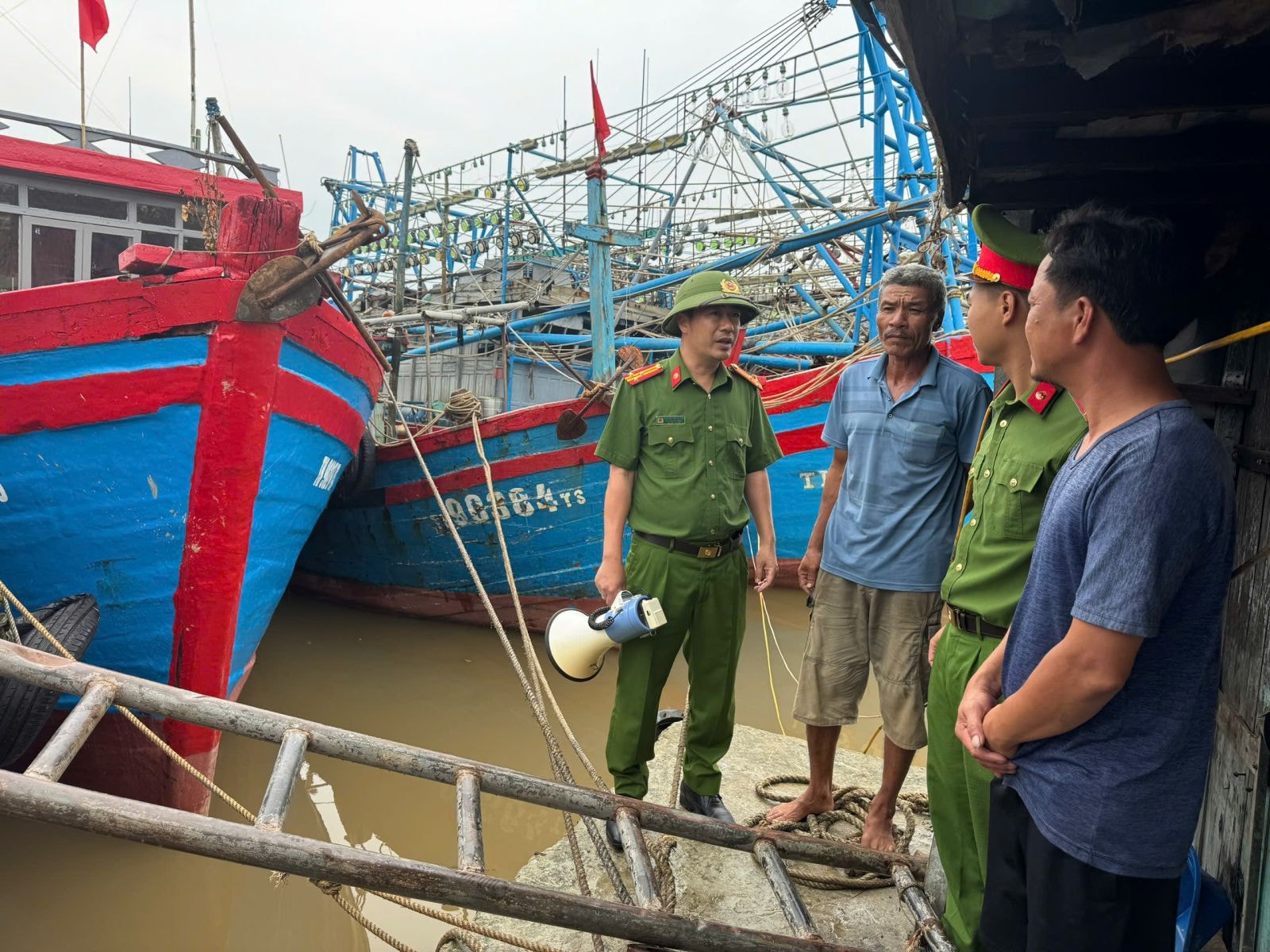 C&ocirc;ng an x&atilde; Vạn Lộc (Thanh Ho&aacute;) k&ecirc;u gọi c&aacute;c thuyền vi&ecirc;n t&igrave;m nơi tr&aacute;nh tr&uacute; b&atilde;o an to&agrave;n