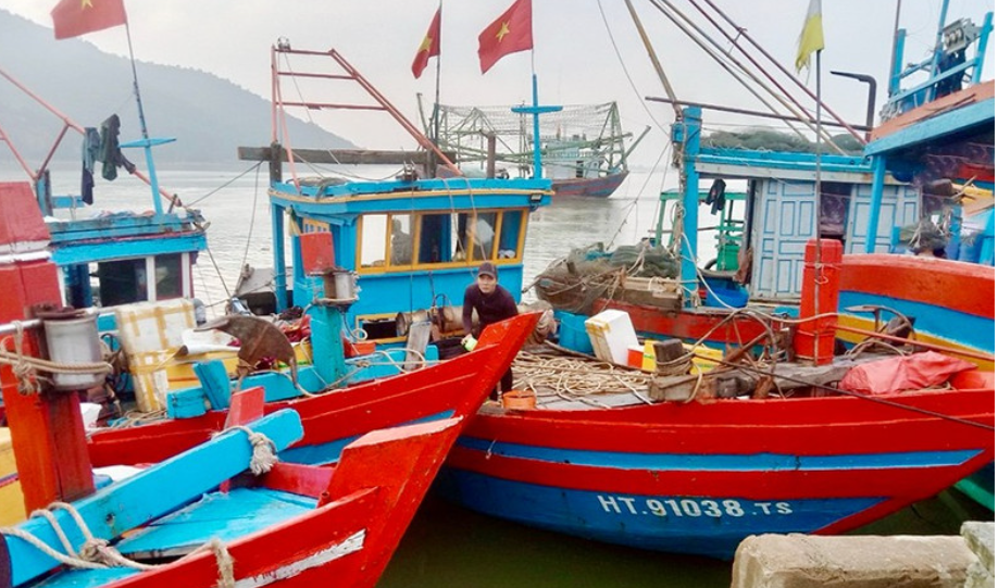 H&agrave;ng trăm t&agrave;u thuyền của ngư d&acirc;n H&agrave; Tĩnh v&agrave; c&aacute;c tỉnh l&acirc;n cận đ&atilde; v&agrave;o c&aacute;c cảng c&aacute;, khu neo đậu tr&aacute;nh tr&uacute; b&atilde;o tr&ecirc;n địa b&agrave;n.&nbsp;Ảnh: Văn Chung