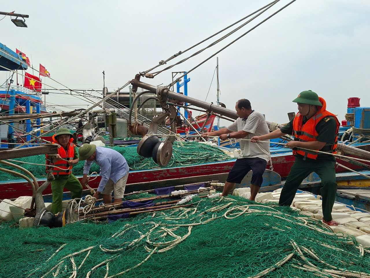 Lực lượng chức năng tỉnh Ninh Bình giúp ngư dân chằng chèo lại tài sản