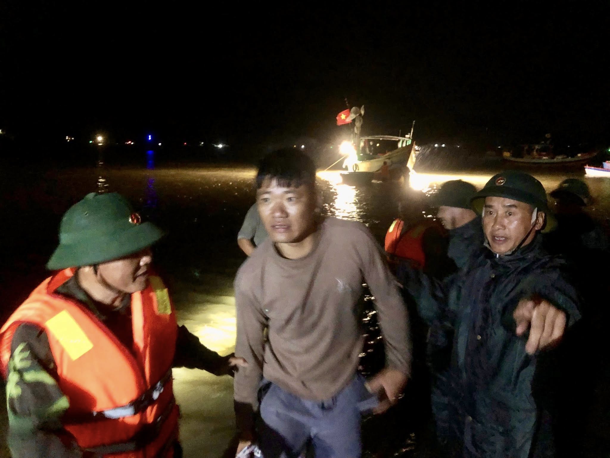 Lực lượng cứu hộ đ&atilde; đưa to&agrave;n bộ 4 thuyền vi&ecirc;n v&agrave; 30 du kh&aacute;ch gặp nạn tr&ecirc;n biển v&agrave;o bờ an to&agrave;n