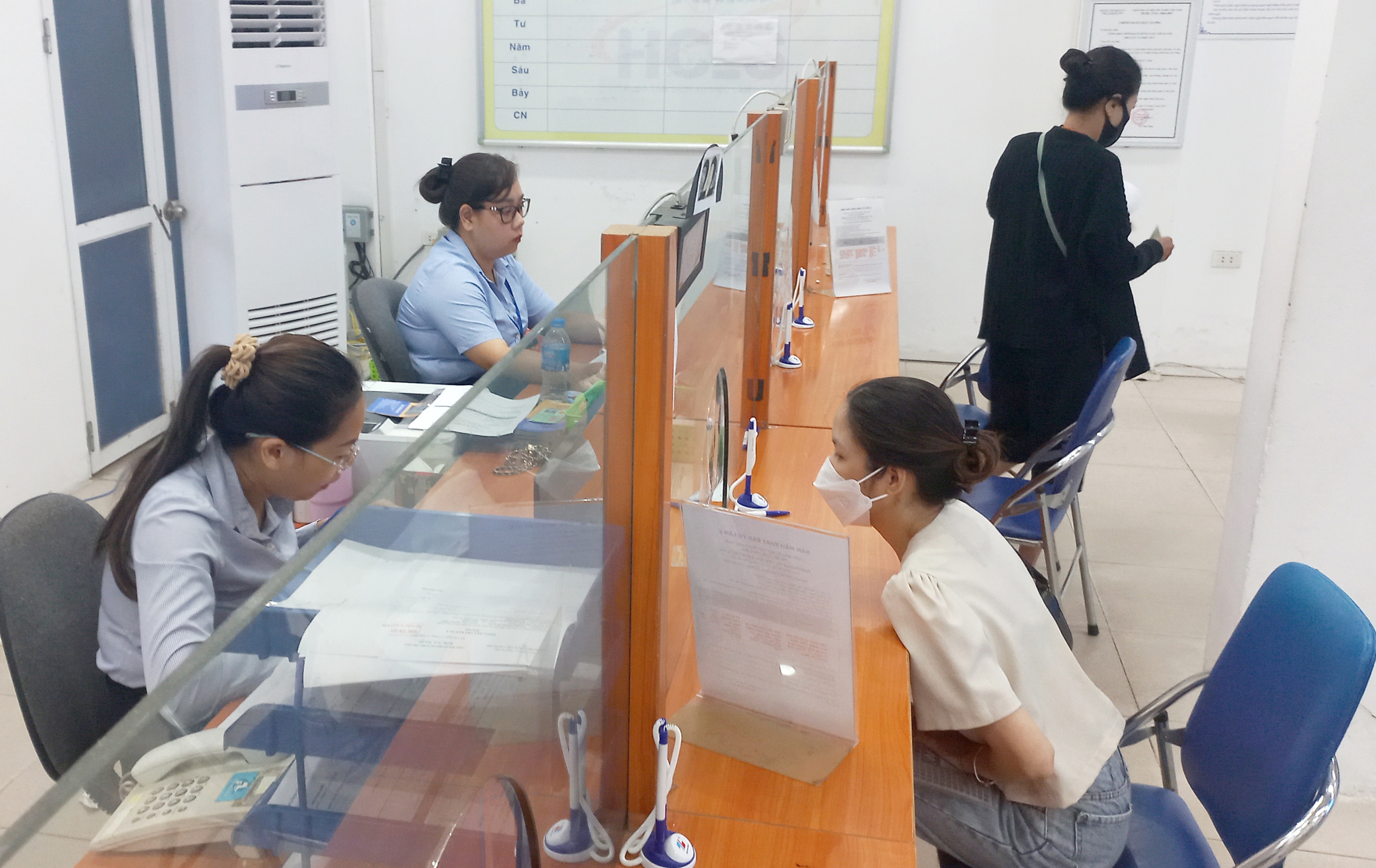 Người lao động làm thủ tục hưởng trợ cấp thất nghiệp tại Hà Nội. Ảnh: Nhật Dương.