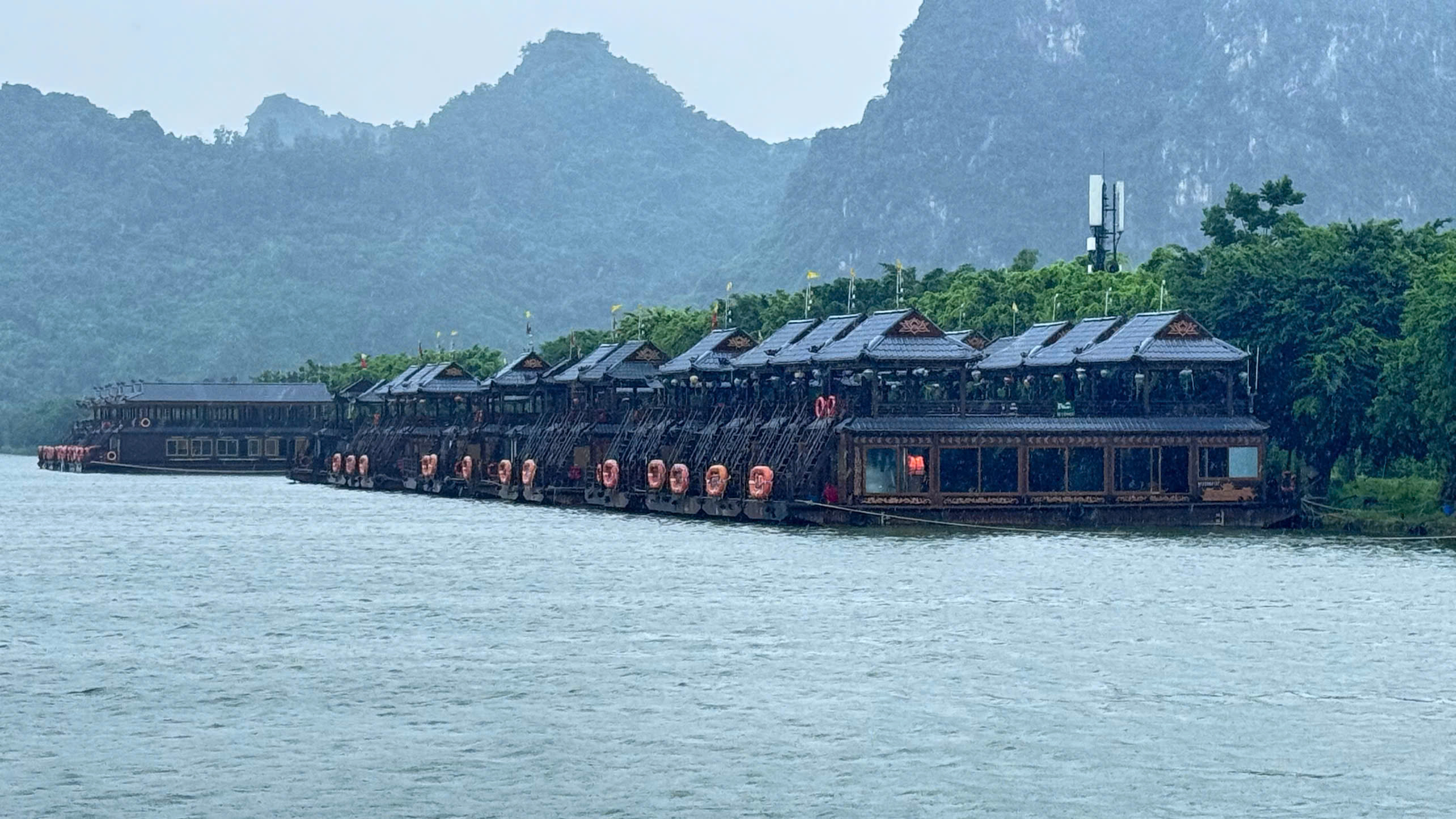 Khu du lịch Tam Ch&uacute;c neo đậu thuyền tạm dừng đ&oacute;n kh&aacute;ch