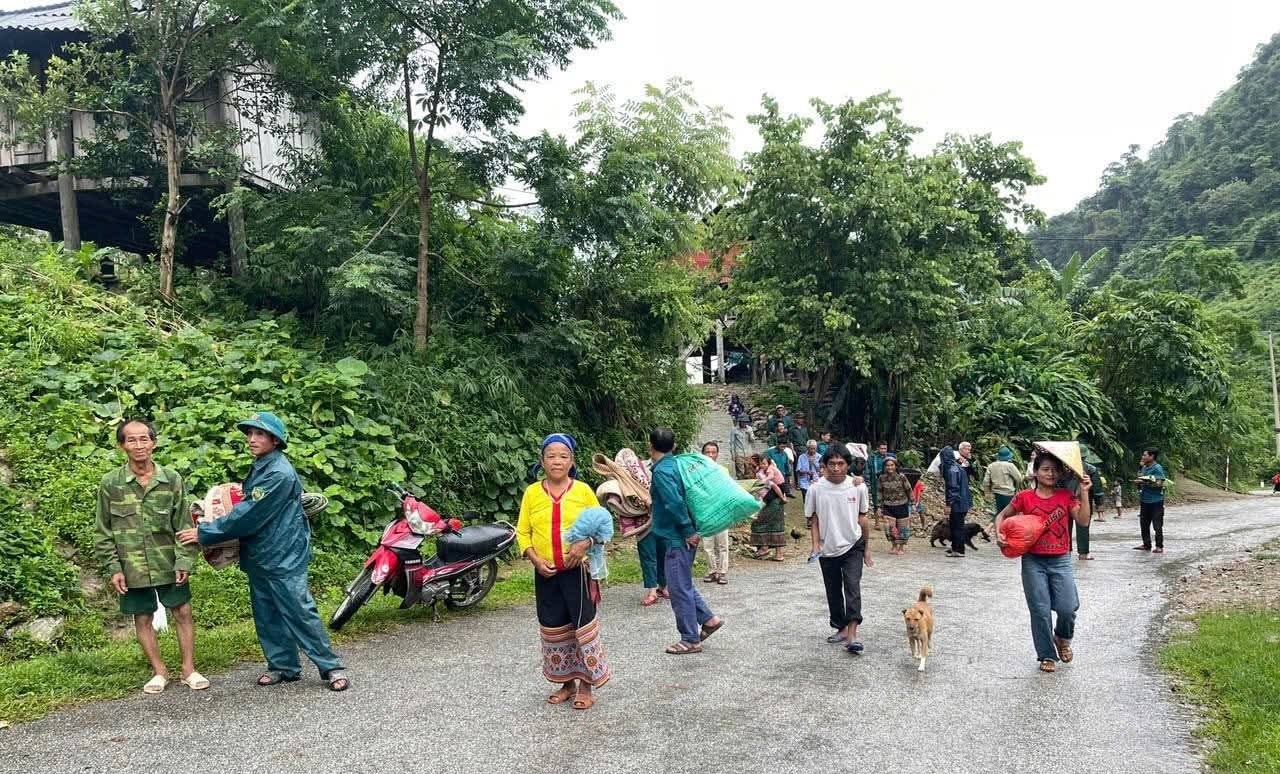 Người d&acirc;n t&iacute;ch cực hợp t&aacute;c thực hiện theo sự sắp xếp bố tr&iacute; của ch&iacute;nh quyền địa phương.