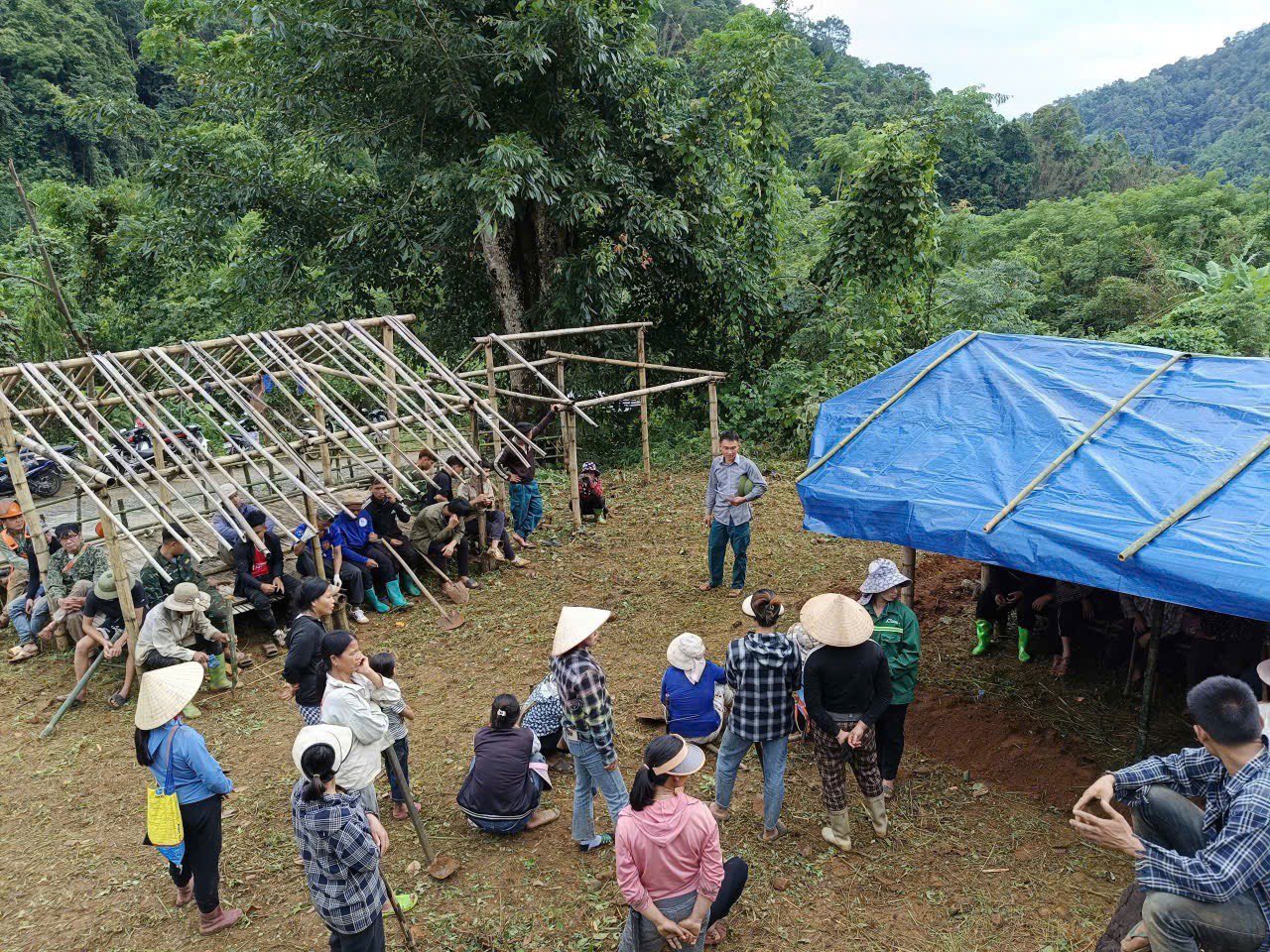 Ch&iacute;nh quyền&nbsp;địa phương đ&atilde;&nbsp;dựng l&aacute;n trại tạm tại khu vực an to&agrave;n để chủ động di dời người d&acirc;n