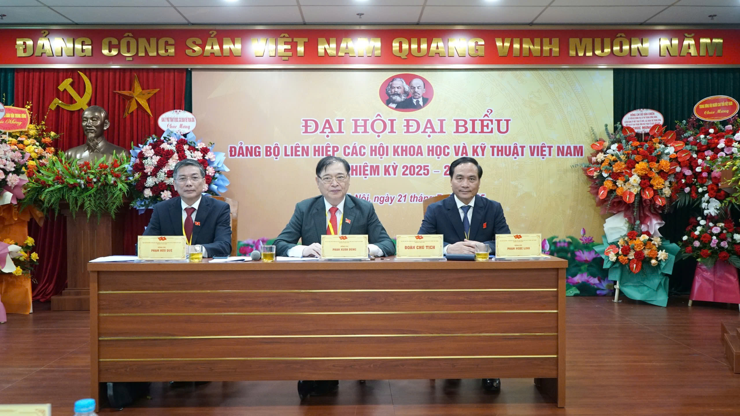 Đo&agrave;n Chủ tịch điều h&agrave;nh Đại hội.