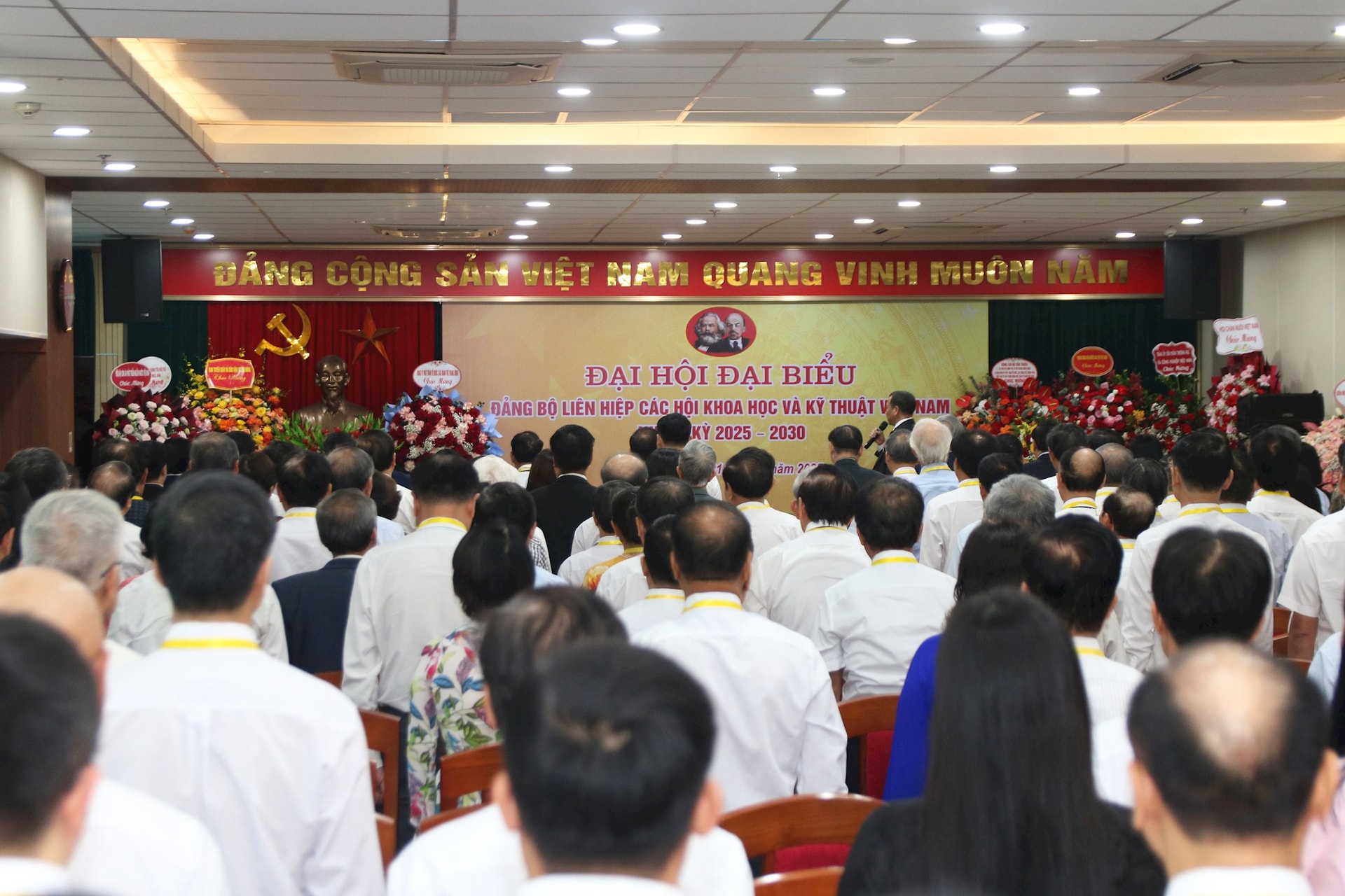 C&aacute;c đại biểu thực hiện nghi thức ch&agrave;o cờ tại Đại hội.