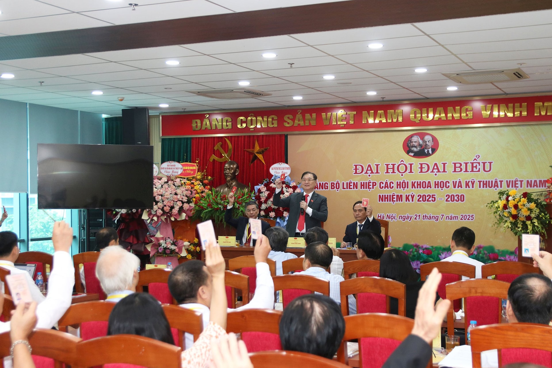 Đại biểu tiến h&agrave;nh biểu quyết tại Đại hội. Ảnh: Tiến Đạt.