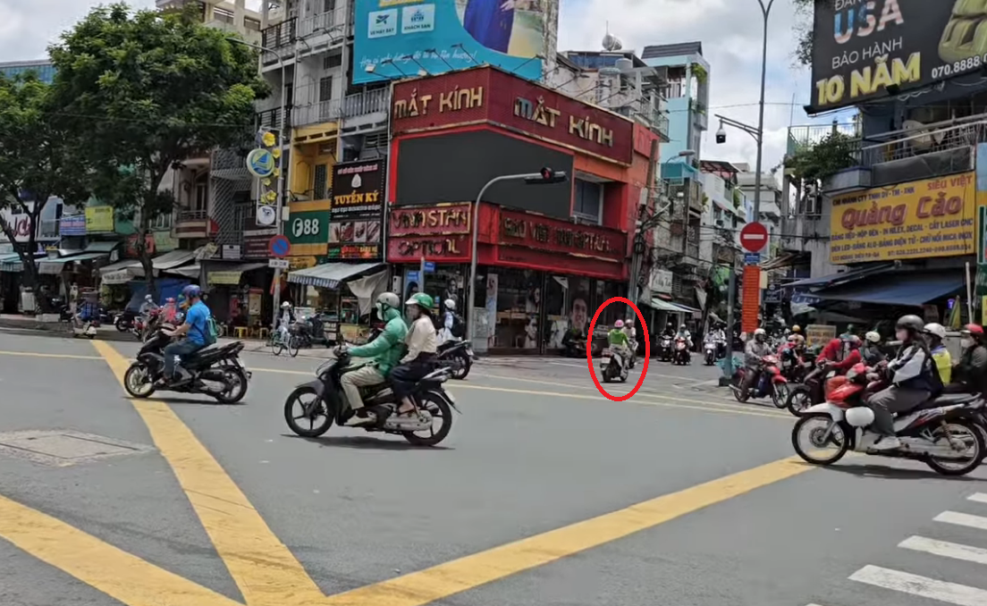 Rất nhiều người dân, xe máy chở hàng vi phạm giao thông đi vào tuyến đường cấm, đoạn đường một chiều Đoàn Văn Bơ thuộc phường Xóm Chiếu và phường Khánh Hội TP.HCM - Ảnh minh họa.