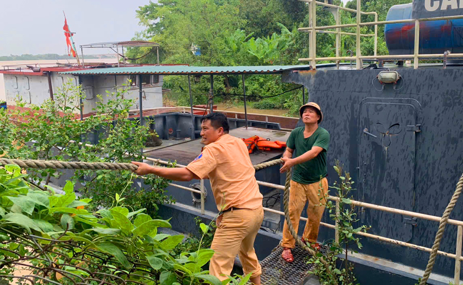 Lực lượng công an Thanh Hoá cùng ngư dân chằng néo tàu thuyền trước khi bão số 3 đổ bộ vào đất liền