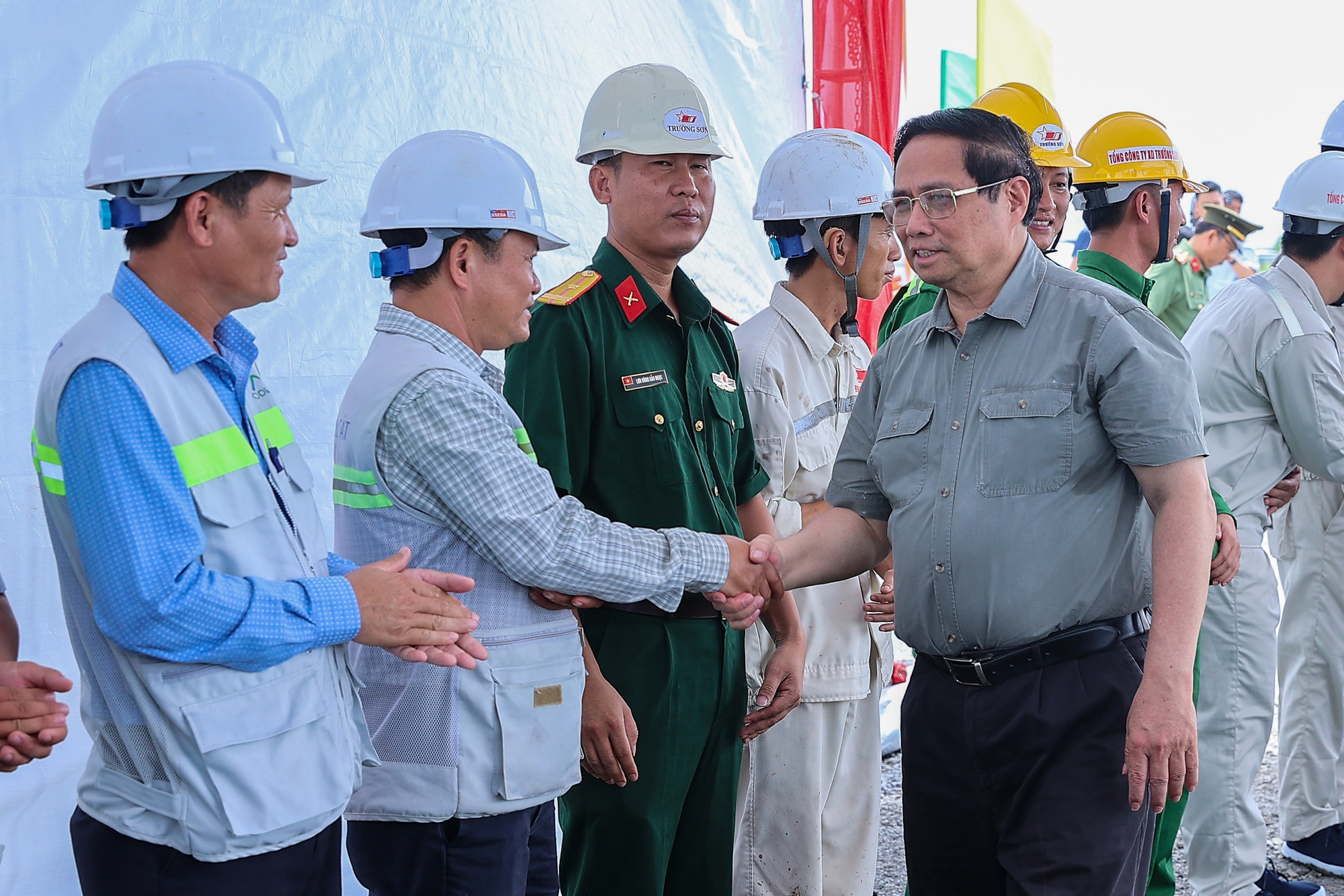 Thủ tướng Phạm Minh Ch&iacute;nh kiểm tra, động vi&ecirc;n đội ngũ c&aacute;n bộ, c&ocirc;ng nh&acirc;n, người lao động tr&ecirc;n c&ocirc;ng trường dự &aacute;n th&agrave;nh phần 1 tuyến cao tốc Ch&acirc;u Đốc - Cần Thơ - S&oacute;c Trăng - Ảnh: VGP/Nhật Bắc.