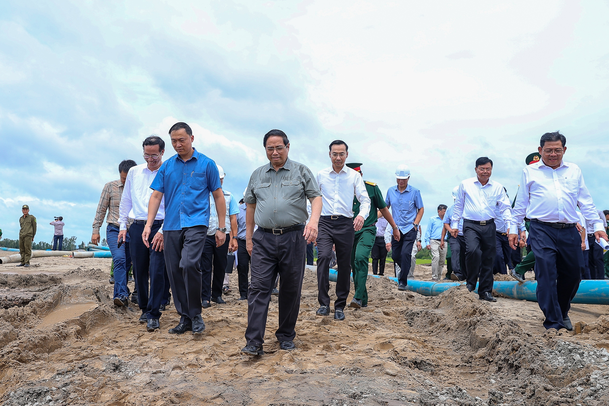 Thủ tướng Phạm Minh Chính kiểm tra công trường dự án thành phần 1 tuyến Cao Lãnh - An Hữu - Ảnh: VGP/Nhật Bắc.