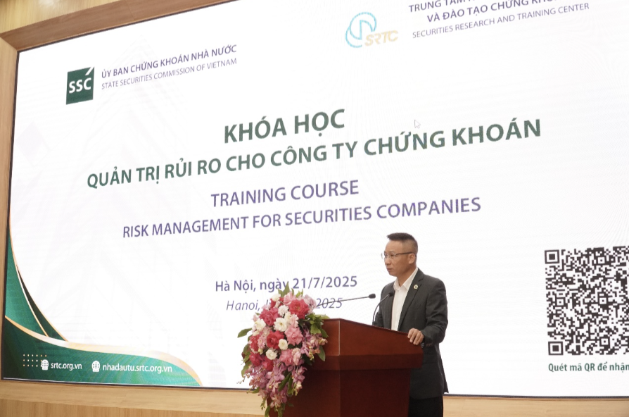Phó Chủ tịch Uỷ ban Chứng khoán Nhà nước Hà Duy Tùng phát biểu tại chương trình. 