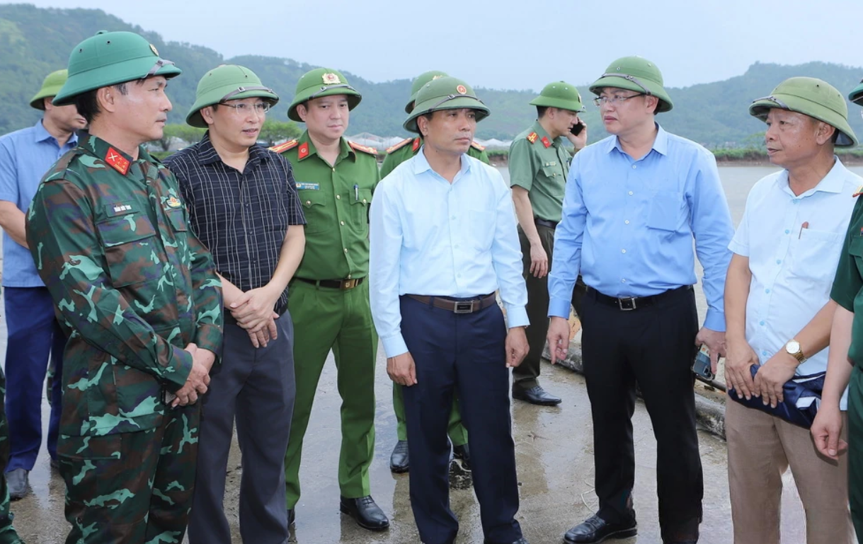 B&iacute; thư Tỉnh ủy Nguyễn Do&atilde;n Anh kiểm tra &acirc;u tr&aacute;nh tr&uacute; b&atilde;o H&ograve;a Lộc.