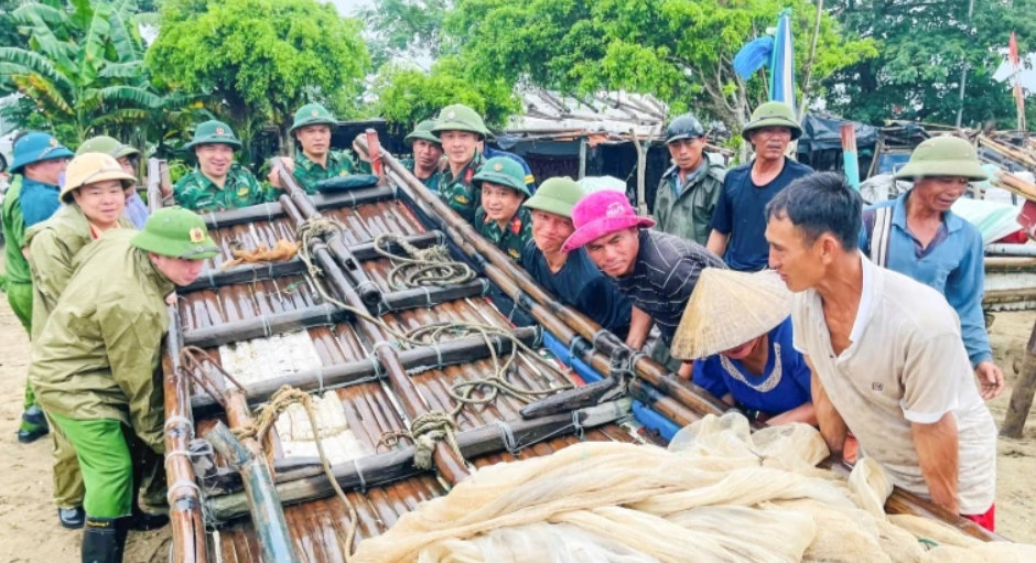 Cùng với sự hỗ trợ của các lực lượng chức năng, ngư dân ở các xã ven biển Thanh Hoá đang tích cực đưa bè mảng đến nơi tập kết an toàn.