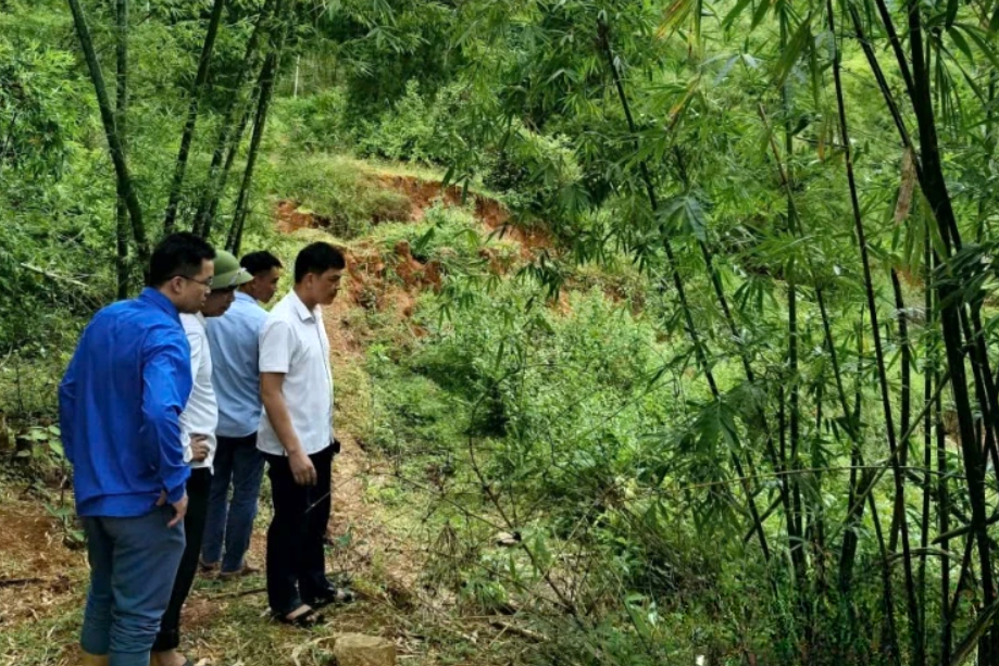 C&aacute;n bộ x&atilde; Na M&egrave;o kiểm tra thực tế vết nứt đồi đất ph&iacute;a tr&ecirc;n khu d&acirc;n cư bản Cha Kh&oacute;t.