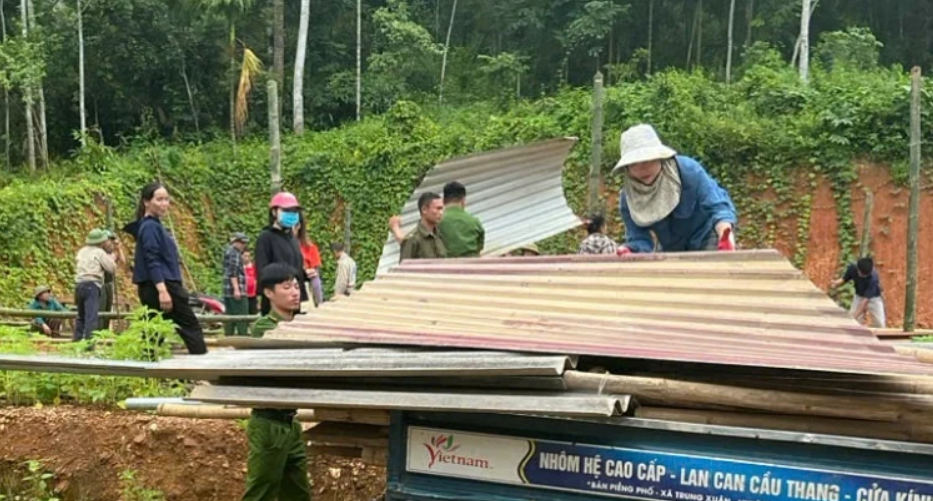 Các lực lượng tại chỗ của xã Trung Hạ hỗ trợ xây dựng lán tạm phục vụ di dời khẩn cấp người dân bản Muỗng.