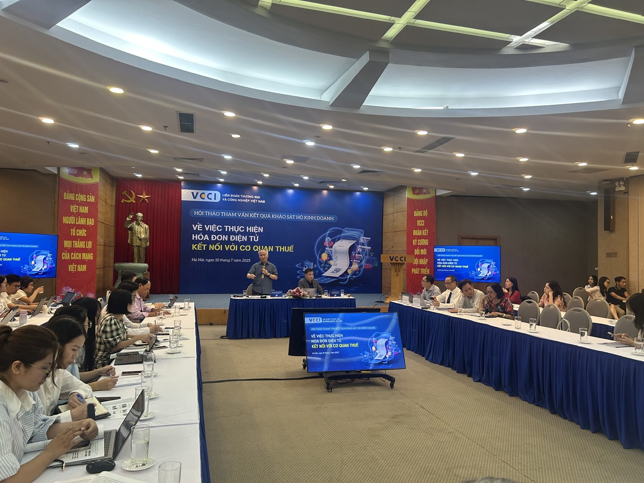 &Ocirc;ng Trần Quốc Kh&aacute;nh,&nbsp;nguy&ecirc;n Thứ trưởng Bộ C&ocirc;ng Thương chia sẻ tại hội thảo.