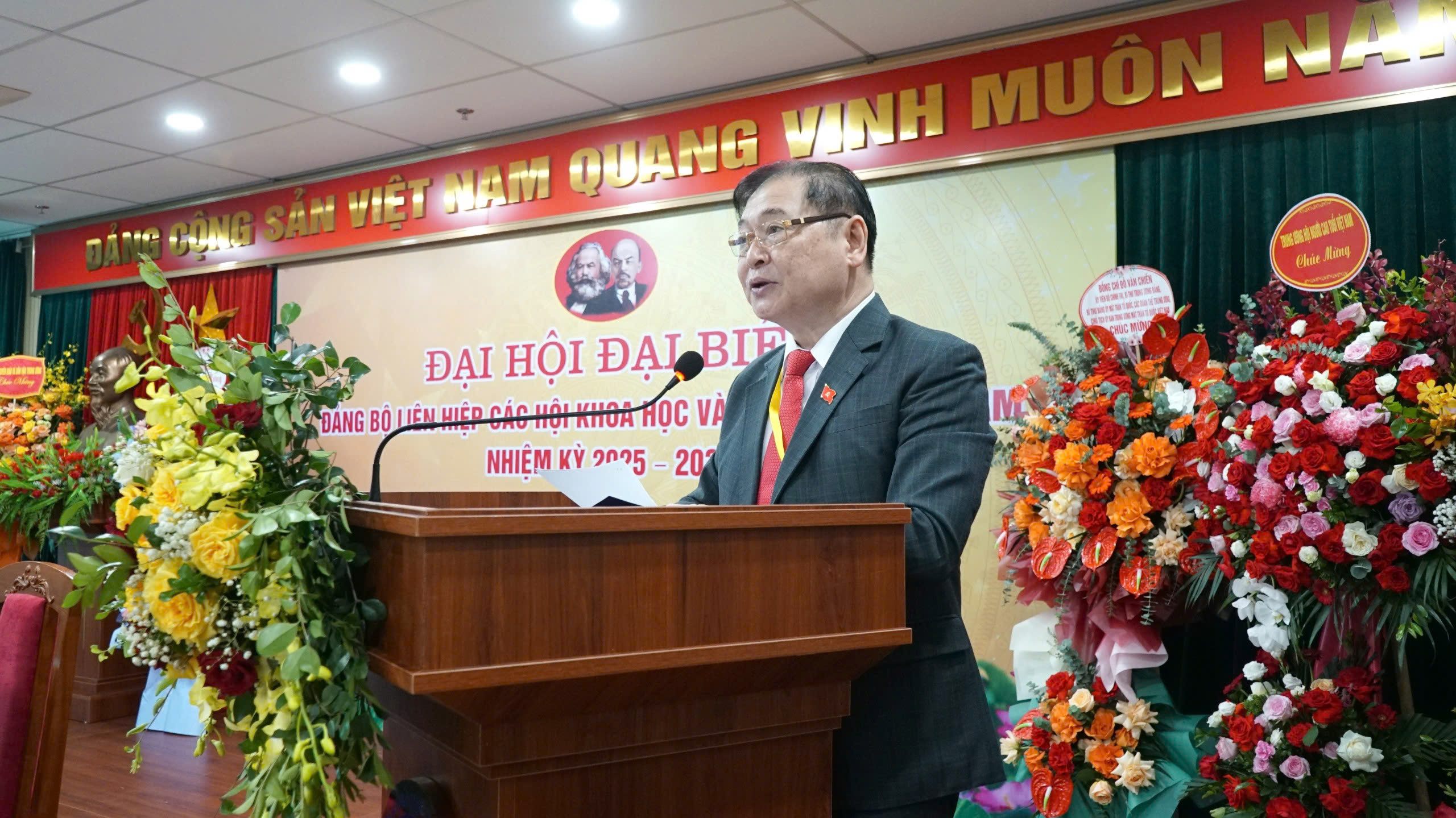 B&iacute; thư Đảng ủy Li&ecirc;n hiệp c&aacute;c Hội Khoa học v&agrave; Kỹ thuật Việt Nam Phan Xu&acirc;n Dũng ph&aacute;t biểu khai mạc.