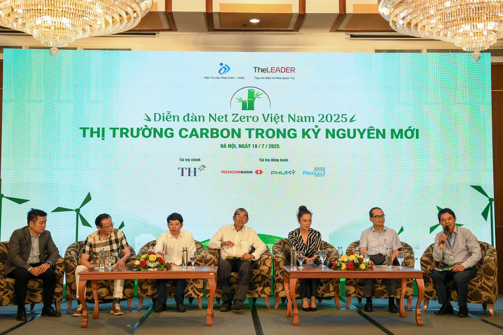 Các diễn giả thảo luận tại Diễn đàn Net Zero Việt Nam 2025.