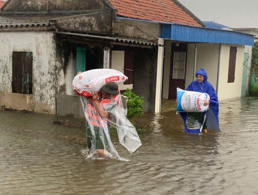 Mưa lớn khiến một số nơi tại Ninh Bình bị ngập nước, lượng chức năng tại các địa phương nhanh chóng có mặt hỗ trợ người dân