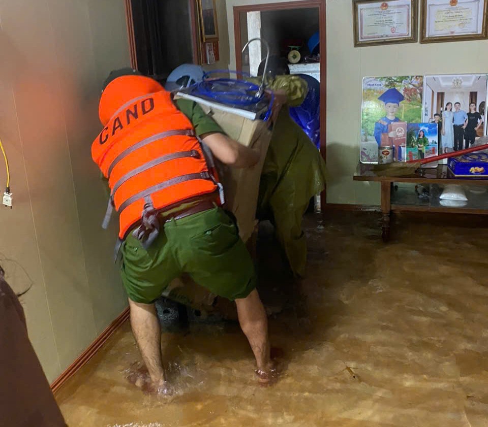 Lực lượng Công an tỉnh Ninh Bình tham gia phòng, chống cơn bão Wipha (cơn bão số 3) và hỗ trợ, giúp đỡ nhân dân di chuyển tài sản 