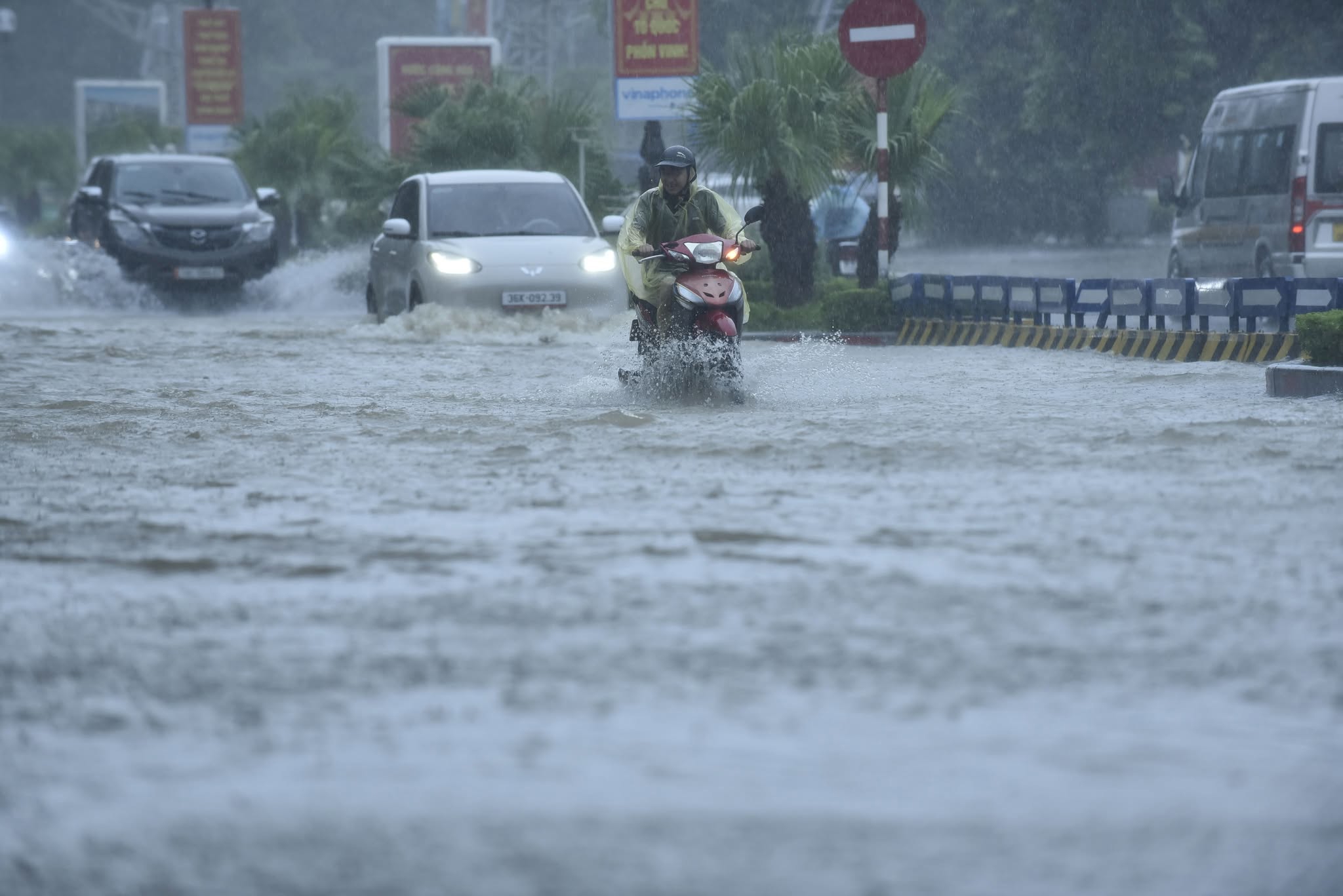Nhiều tuyến đường ở phường Hạc Thành ngập sâu
