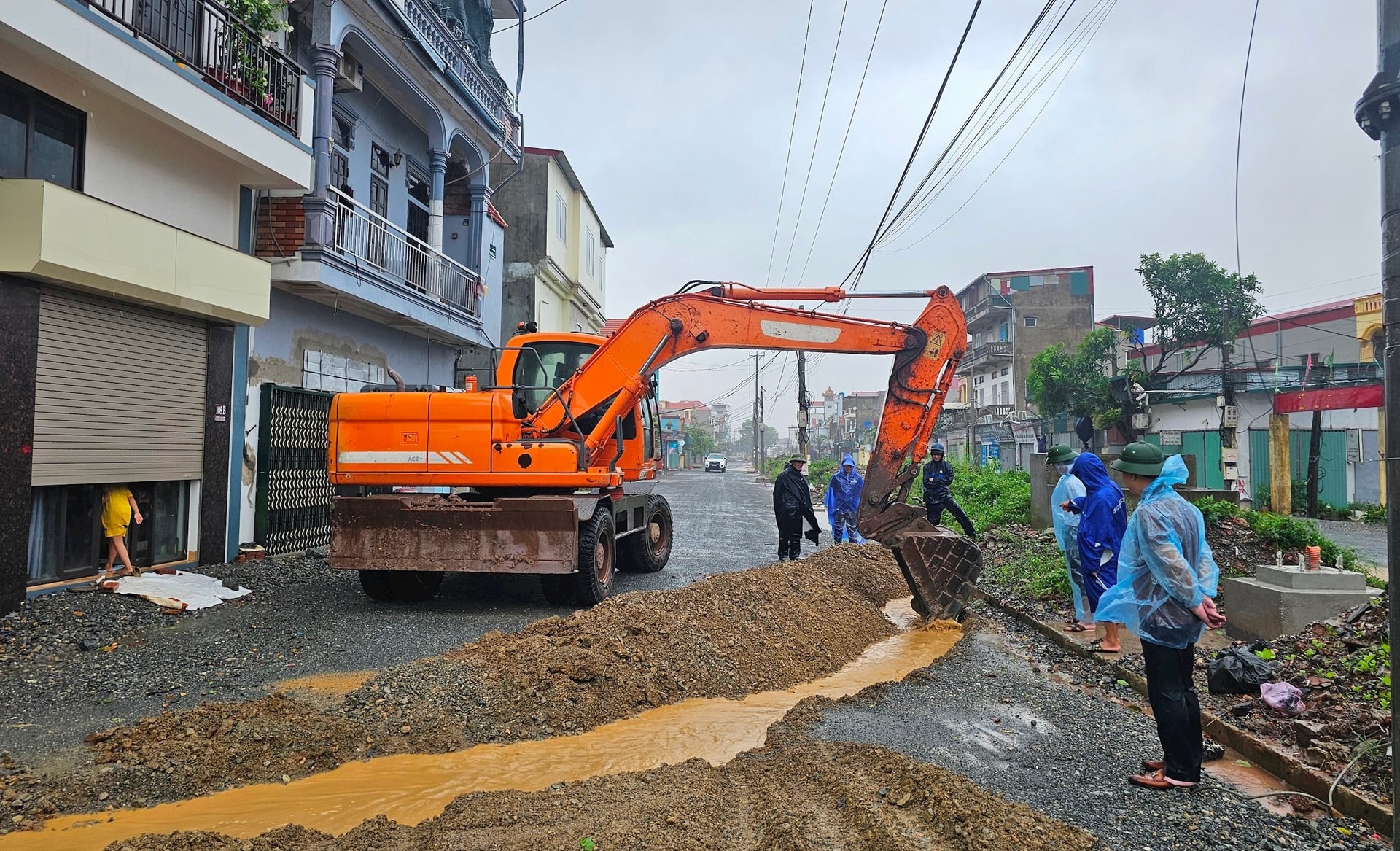 Theo lãnh đạo xã Phát Diệm cho biết: Từ sáng nay, chính quyền xã đã huy động nhiều phương tiện, máy móc, nhân lực để xử lý các điểm cống, rãnh, mương tiêu bị tắc. Đồng thời, đào các rãnh tạm để dẫn ra cống tiêu, góp phần tiêu thoát nước cho các khu dân cư. 