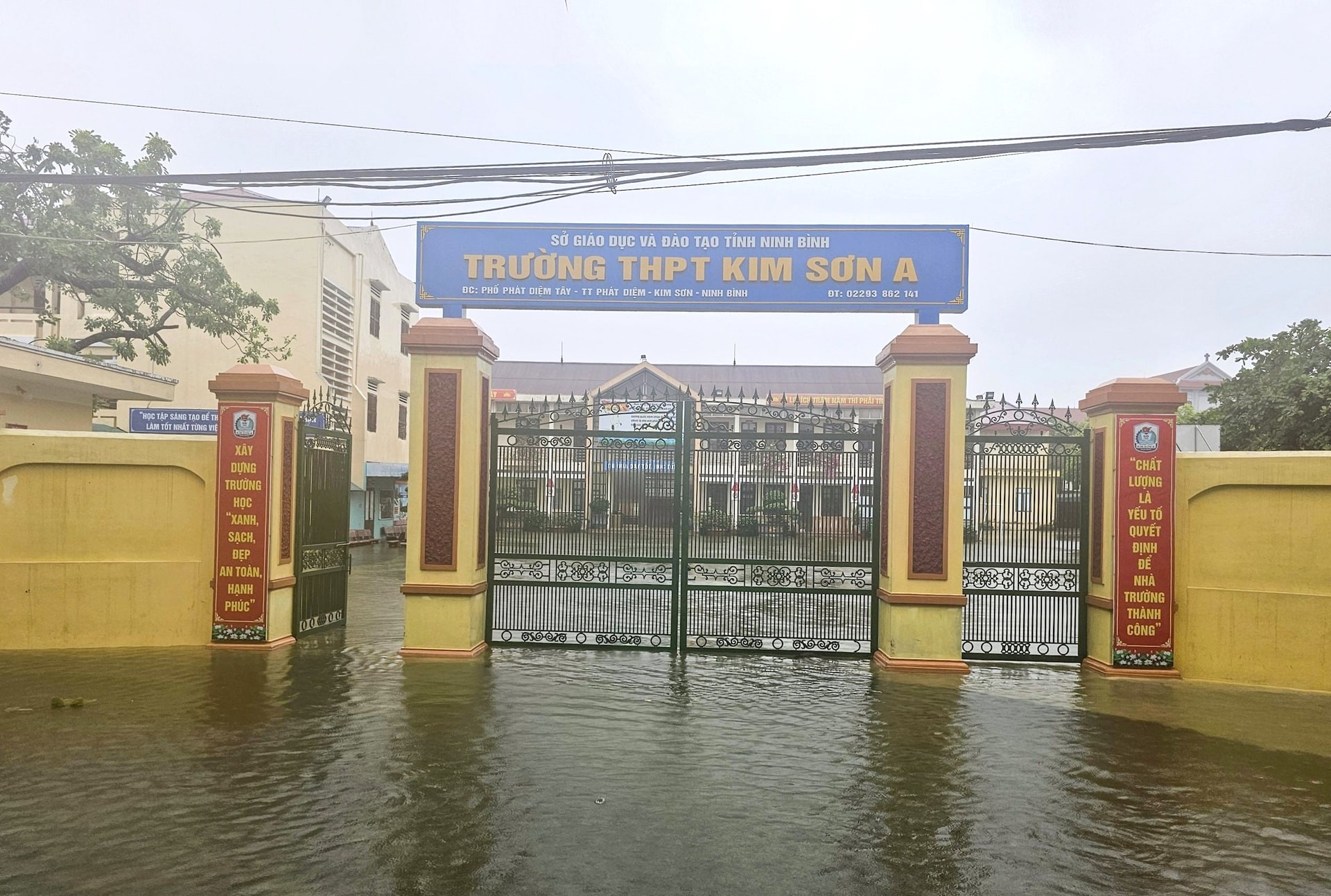 Tại Trường THPT Kim Sơn A, nước ngập sâu tại nhiều vị trí. 
