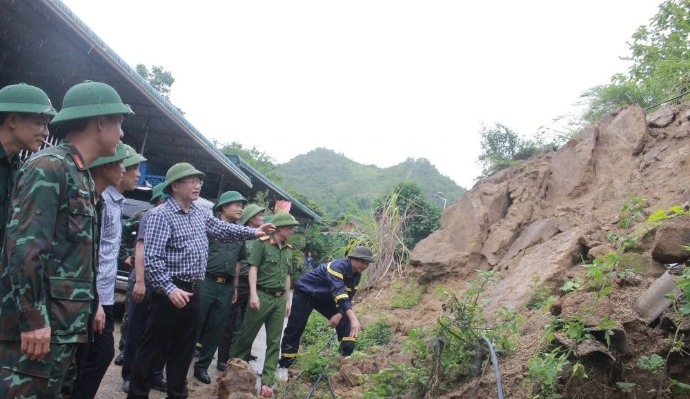 &Ocirc;ng Mai Xu&acirc;n Li&ecirc;m, Ph&oacute; Chủ tịch UBND tỉnh Thanh Ho&aacute;, kiểm tra c&ocirc;ng t&aacute;c ứng ph&oacute; b&atilde;o số 3 tại bản Chi&ecirc;n Pục, x&atilde; Mường L&aacute;t.
