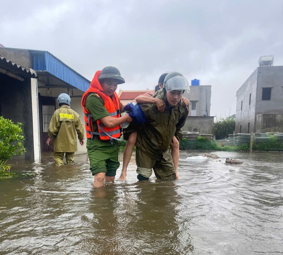 C&ocirc;ng an x&atilde; Hải Thịnh gi&uacute;p người d&acirc;n v&ugrave;ng nguy cơ ngập lụt di chuyển v&agrave;o nơi an to&agrave;n.