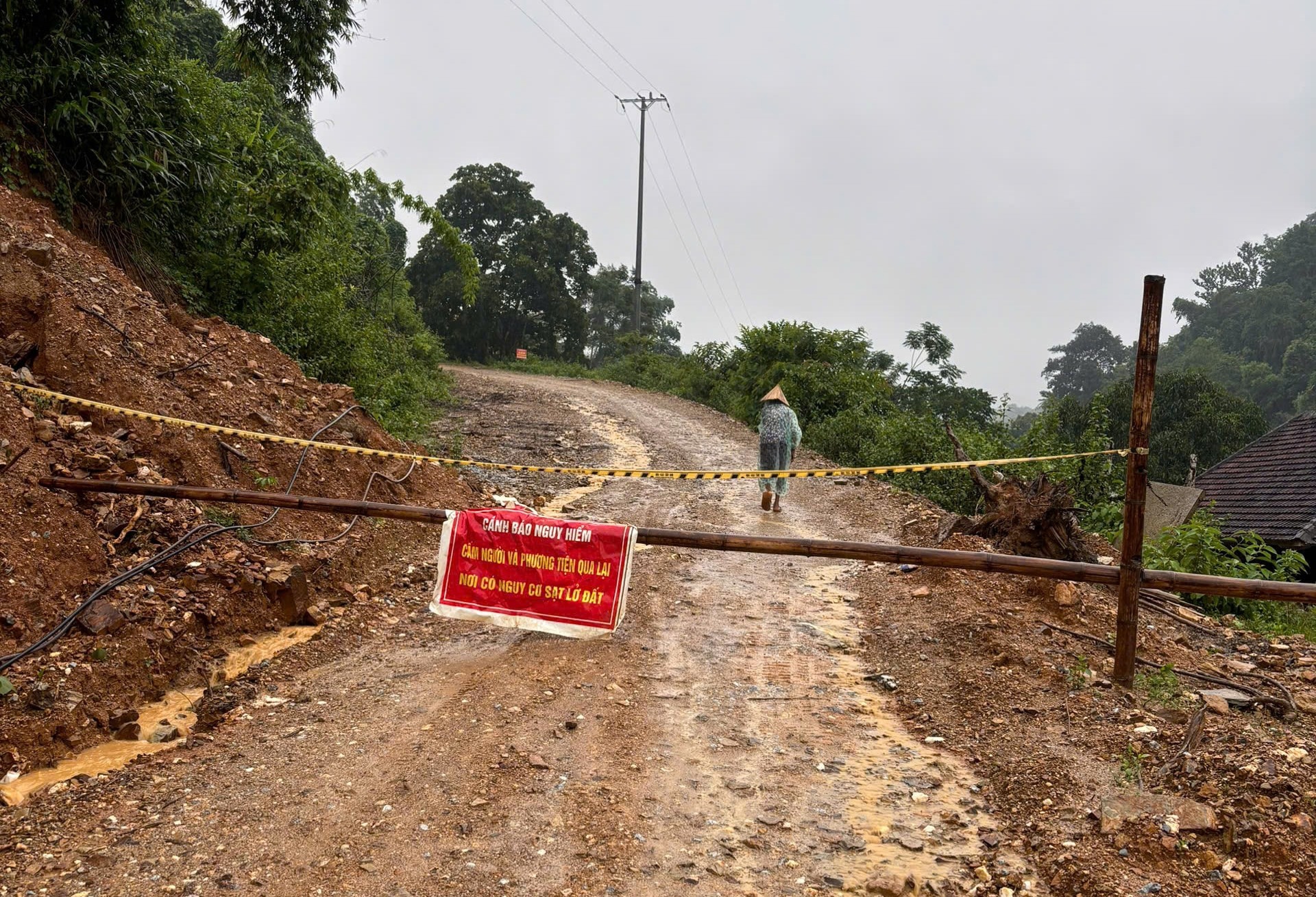 Ch&iacute;nh quyền&nbsp;địa phương&nbsp;đ&atilde;&nbsp;quyết định tạm cấm đường, đồng thời bố tr&iacute; lực lượng C&ocirc;ng an v&agrave; d&acirc;n qu&acirc;n t&uacute;c trực 24/24 giờ nhằm ngăn kh&ocirc;ng cho người v&agrave; phương tiện qua lại. Với những trường hợp người d&acirc;n c&oacute; việc khẩn cấp cần qua suối, lực lượng chức năng sẽ hỗ trợ đưa người qua để bảo đảm an to&agrave;n tuyệt đối.&nbsp;