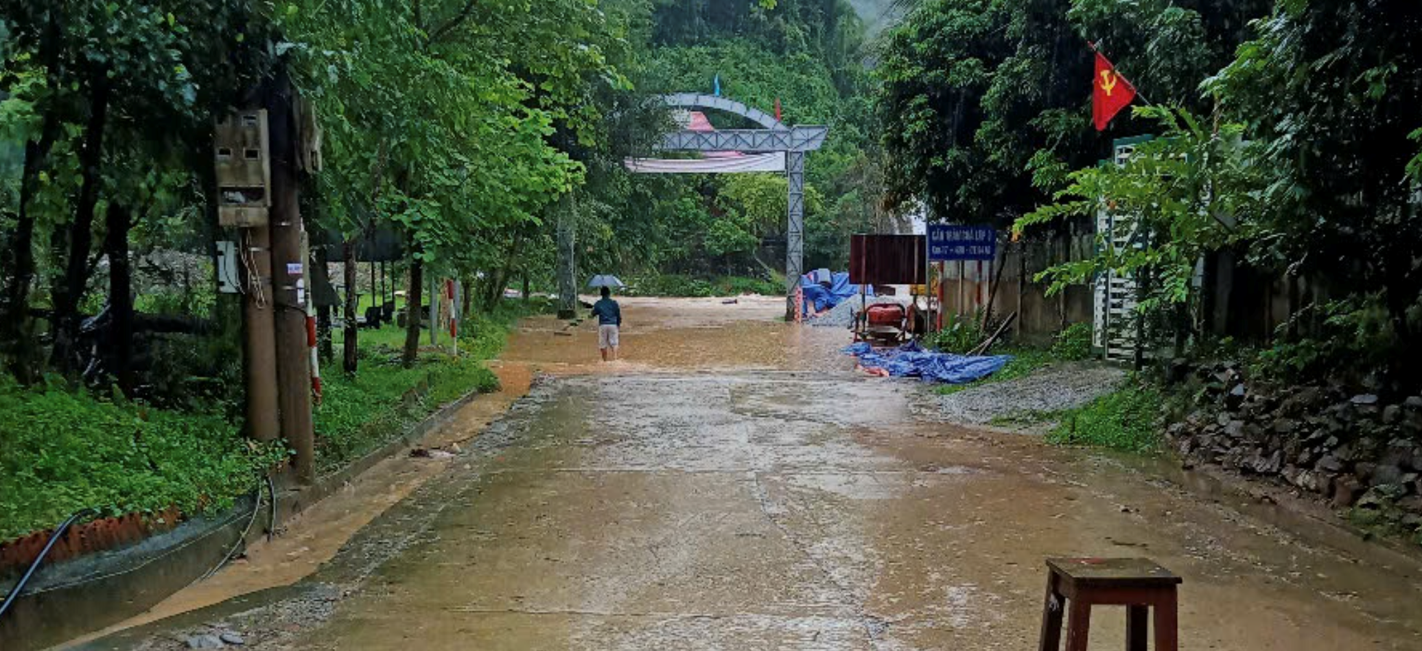 Một số điểm cầu tràn, đường liên bản ở xã Tam Thái đã bị ngập, chính quyền phải cấm người qua lại, cử lực lượng túc trực