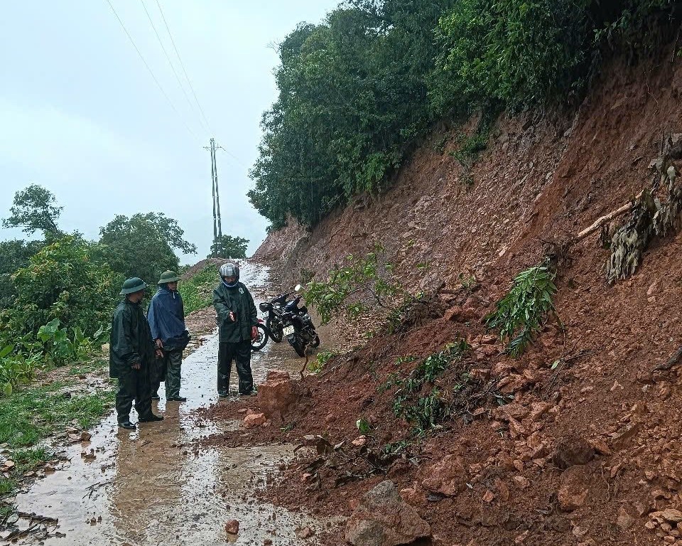Ng&agrave;y 22/7, đồn Bi&ecirc;n ph&ograve;ng Keng Đu phối hợp với cấp ủy ch&iacute;nh quyền địa phương, c&aacute;c lực lượng tr&ecirc;n địa b&agrave;n đi kiểm tra tại c&aacute;c bản c&oacute; nguy cơ bị sạt lở do mưa lũ v&agrave; tuy&ecirc;n truyền cho người d&acirc;n c&aacute;c biện ph&aacute;p ph&ograve;ng tr&aacute;nh v&agrave; cắm biển cảnh b&aacute;o tại c&aacute;c điểm khe suối s&acirc;u, nguy hiểm&hellip;