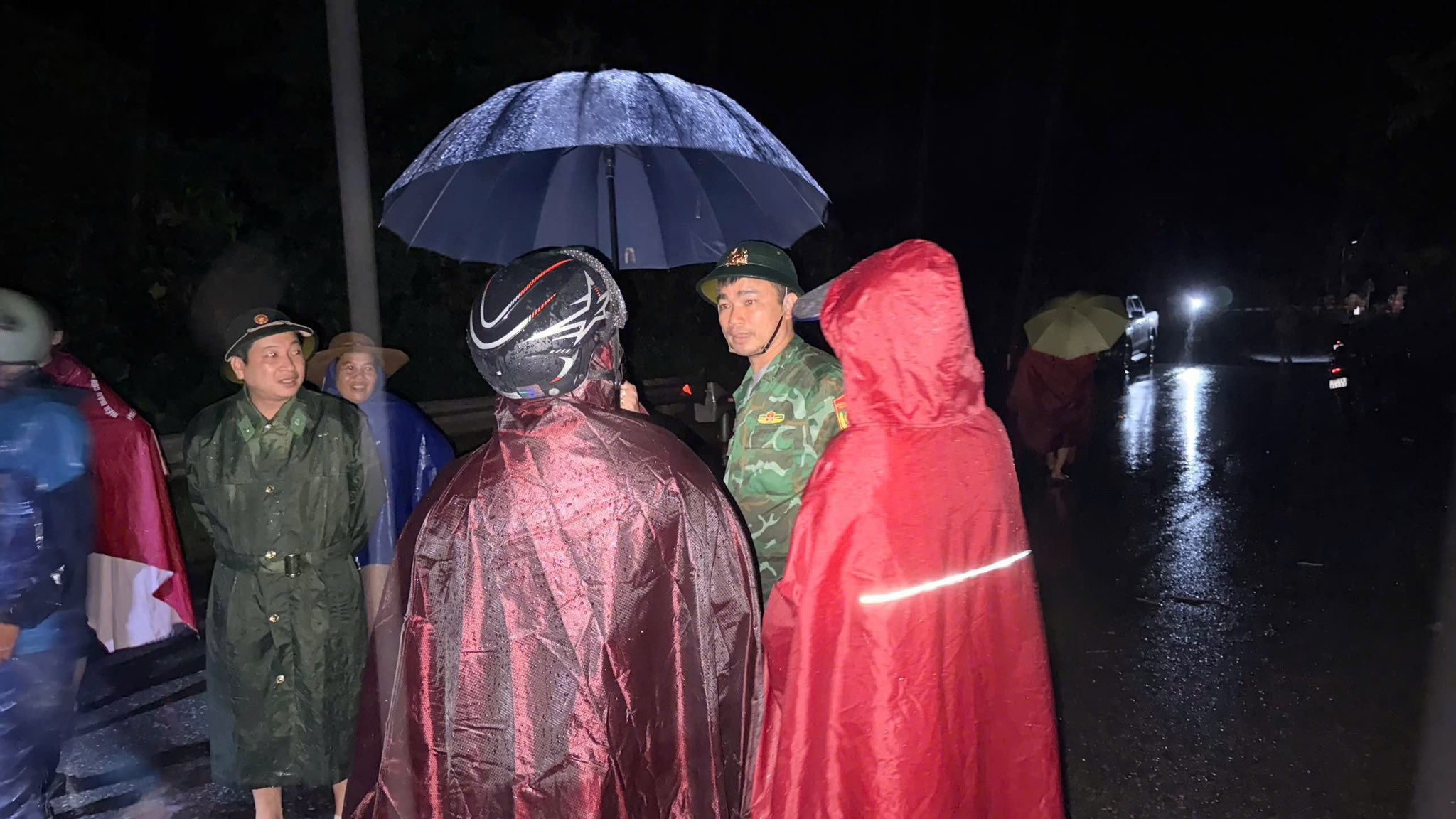 Tối ng&agrave;y 22/7, Đồn Bi&ecirc;n ph&ograve;ng Tam Quang đ&atilde; cử lực lượng phối hợp với địa phương ứng trực, tuy&ecirc;n truyền, đảm bảo an to&agrave;n khi đi lại cho nh&acirc;n d&acirc;n