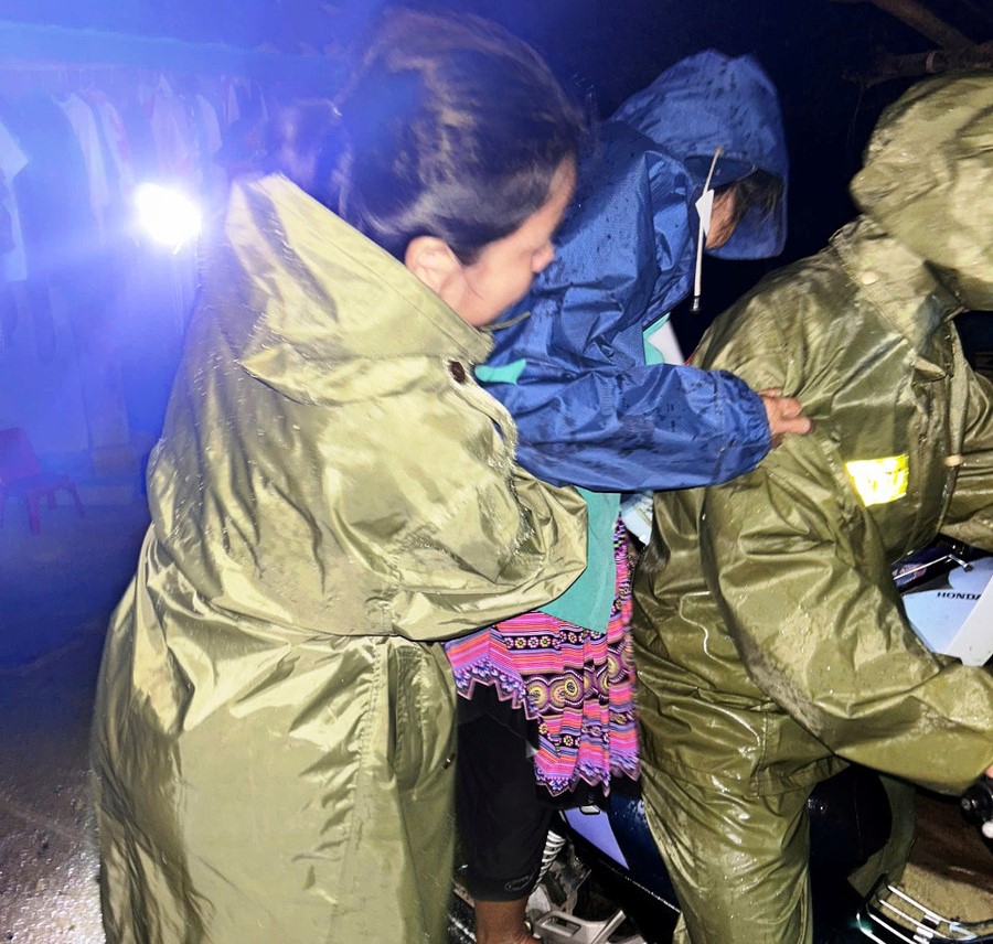 Trong đ&ecirc;m 21/7, lực lượng chức năng x&atilde; bi&ecirc;n giới Tam Chung (Thanh H&oacute;a) phải tổ chức sơ t&aacute;n gần 100 người d&acirc;n đến nơi an to&agrave;n để tr&aacute;nh b&atilde;o&nbsp;