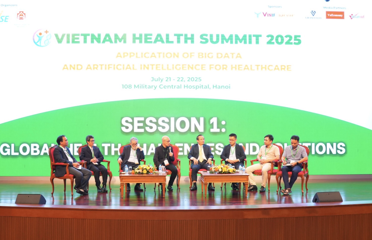 Toàn cảnh phiên thảo luận bàn tròn tại Diễn đàn Y tế Việt Nam 2025.