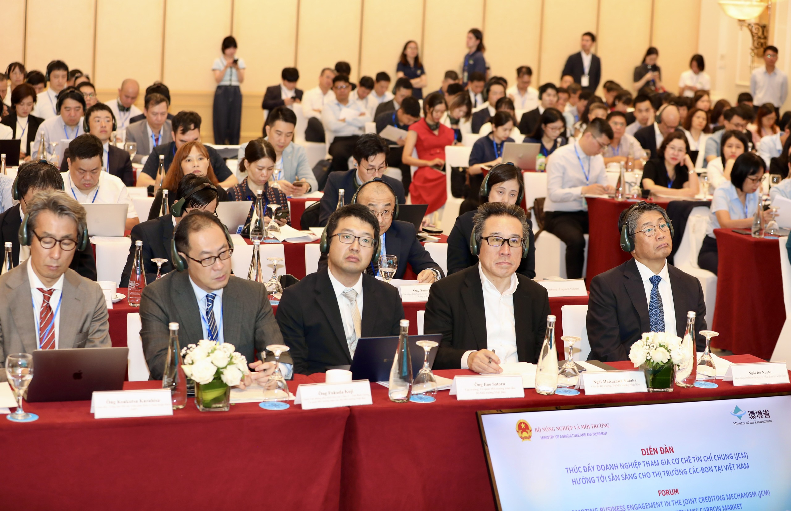 C&aacute;c chuy&ecirc;n gia tại Diễn đ&agrave;n.