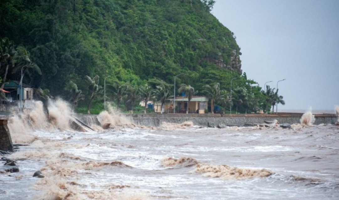 Bão số 3 gây sóng lớn tại Đồ Sơn, Hải Phòng.