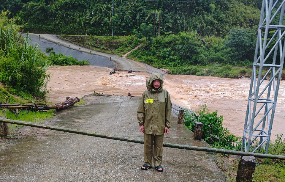 Tại khu vực miền núi Thanh Hoá, các điểm nguy hiểm đều lập chốt ngăn không cho phương tiện qua lại